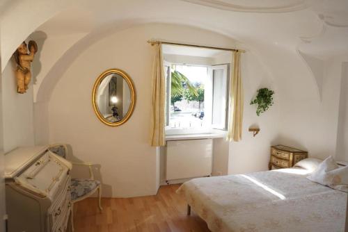 a bedroom with a bed and a window at Casa Libella in Pura