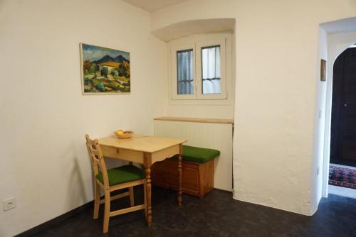 a small room with a wooden table and chair at Casa Libella in Pura
