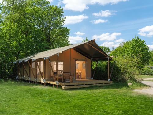 Gallery image of Safaritent met privé sanitair en extra groot terras 8 personen in Zuna