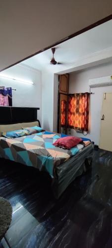 um quarto com uma cama grande em um quarto em Charming Chennai Home with Modern Amenities em Chennai