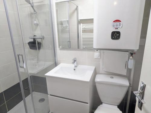 a bathroom with a toilet and a sink and a shower at Charmant 2 pièces cabine, balcon, 4 pers, proche pistes et commerces aux Adrets - FR-1-557-106 in Les Adrets