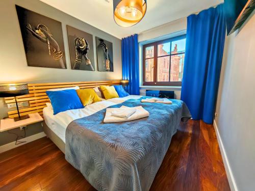 Postel nebo postele na pokoji v ubytování City Hall Bliss Suite - Premium Apartament z Balkonem i Widokiem na Ratusz