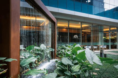 Κήπος έξω από το Panbil Residence Batam Apartment with Gym and Pool