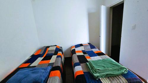 a bedroom with two beds in a room at Quarto expetacular in Timóteo