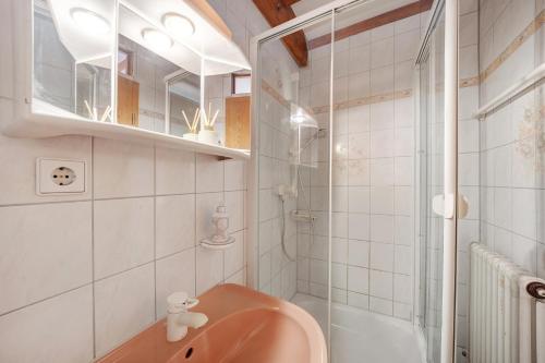 a bathroom with a pink sink and a shower at Gästehaus Weingut Mangel in Endingen