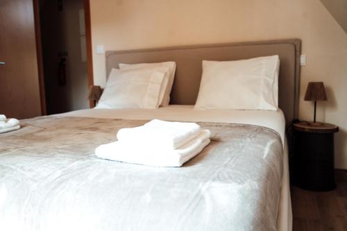 Postel nebo postele na pokoji v ubytování Chalés Luna In Rio A-Frame piscina privada Natureza & Tranquilidade no Minho