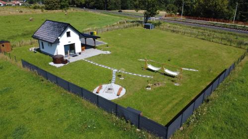 Taman di luar Pod Izerskim Niebem - kameralny domek z balią, w sąsiedztwie Świeradowa-Zdroju