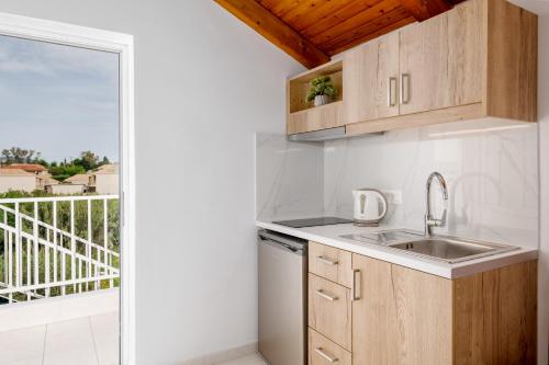 Dapur atau dapur kecil di Antonis apartments