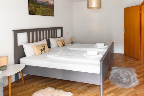 托特莫斯Ferienwohnung Panoramablick - super für deine Familie und die besten Aussicht in ganz Todtmoos的房间里有一张白色大床的卧室