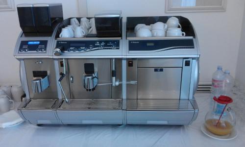 Op een aanrecht staat een KitchenAid espressomachine. bij B&B - Meuble' - Hotel " CORDIALE " in Misano Adriatico