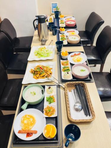 a long table with several plates of food on it at Ci Yun Ji B&B慈雲居民宿 in Jian