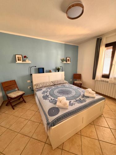 een slaapkamer met een bed met handdoeken erop bij Casa Agata - La Casa in Sardegna in Tortolì
