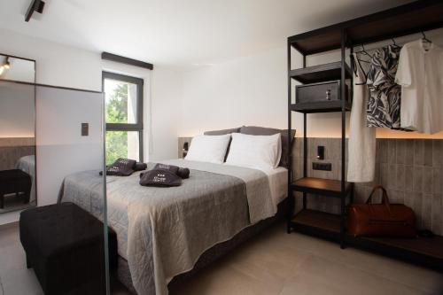 Katil atau katil-katil dalam bilik di Three Doors Villa Complex