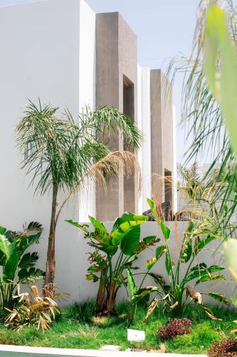 Taman di luar Three Doors Villa Complex