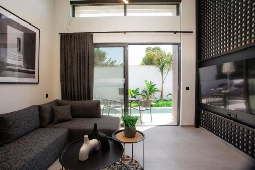 Ruang duduk di Three Doors Villa Complex