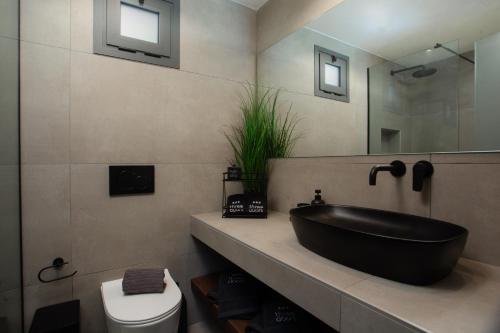 Bilik mandi di Three Doors Villa Complex