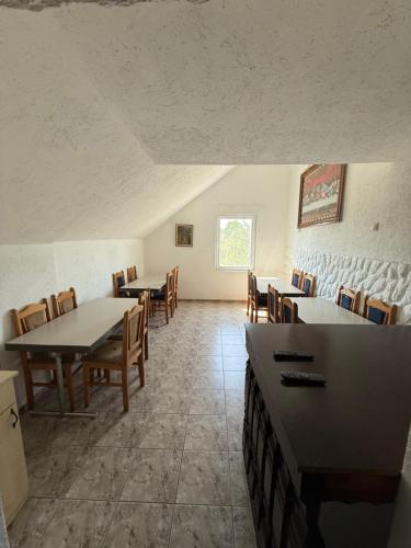 Restoran atau tempat lain untuk makan di Privatan smeštaj Plava kuća