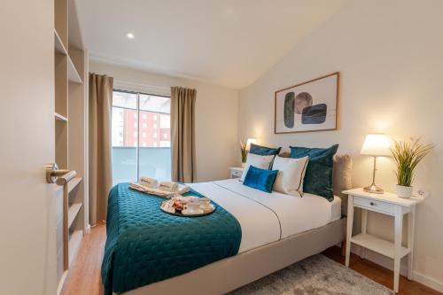 Ένα ή περισσότερα κρεβάτια σε δωμάτιο στο Premium Apartments with Garage by HostWise