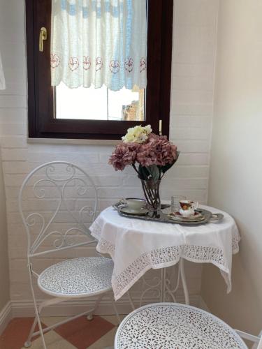 Motta MontecorvinoにあるPetitti Maisonの花瓶と窓