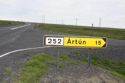 a street sign on the side of a road at Uxahryggur in Hvolsvöllur