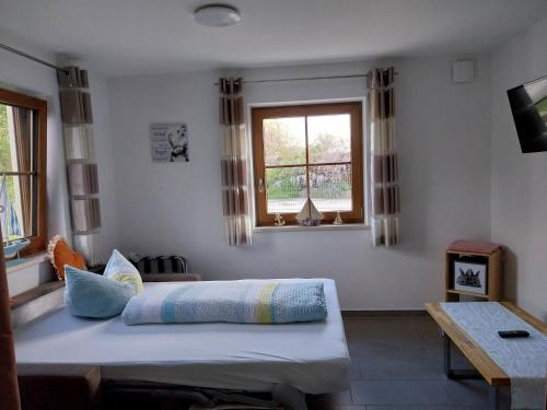 a bedroom with a bed and a window at Kern's Hoamat in Soyen