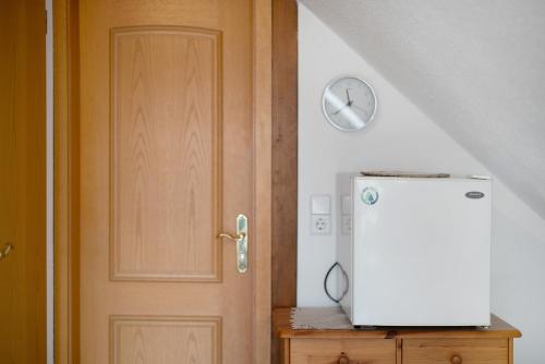 a room with a door and a clock on the wall at Gästehaus Weingut Mangel in Endingen