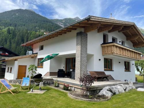 a house in the mountains with a patio at Buck Chalet in Steeg