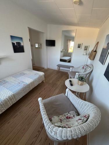 Postel nebo postele na pokoji v ubytování Klithjem Badehotel