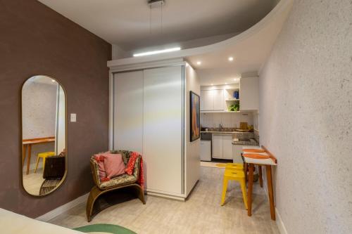 a room with a kitchen and a living room at Studio XV Centro Florianópolis Centro Sul Eventos in Florianópolis