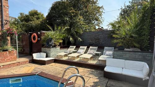 Πισίνα στο ή κοντά στο The Retreat at Little Oaks - Blaenavon Wellness Escape