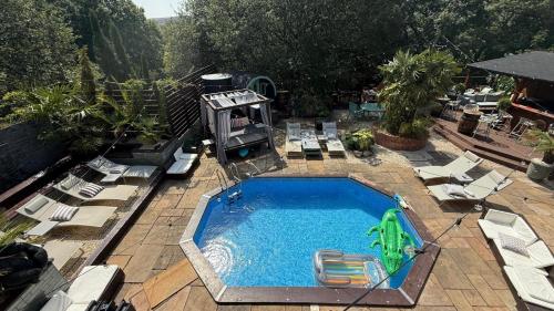 Πισίνα στο ή κοντά στο The Retreat at Little Oaks - Blaenavon Wellness Escape