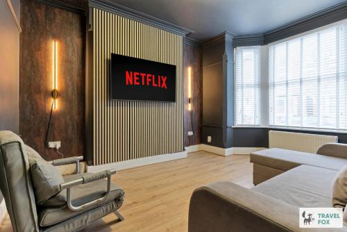 a hotel room with a netflix sign on the wall at Liz's 4 Bed House: Close to the Motor Point Arena in Nottingham