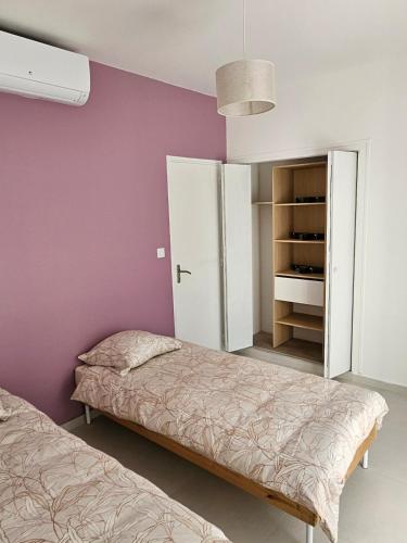Llit o llits en una habitació de La Jonquière Hyper Centre