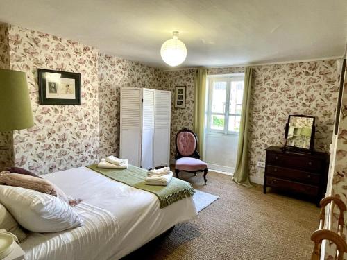 Ένα ή περισσότερα κρεβάτια σε δωμάτιο στο Owl Farmhouse, Quiet Country Retreat