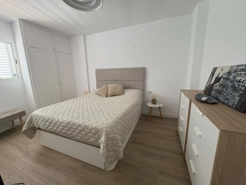 1 dormitorio blanco con 1 cama y vestidor en Casa Giorì playa de las Americas, en Playa de las Américas