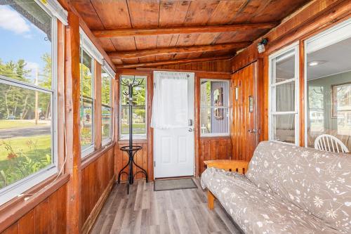 Gambar di galeri bagi Cozy pet-friendly cabin with dock, firepit, bikes, BBQ di Newaygo