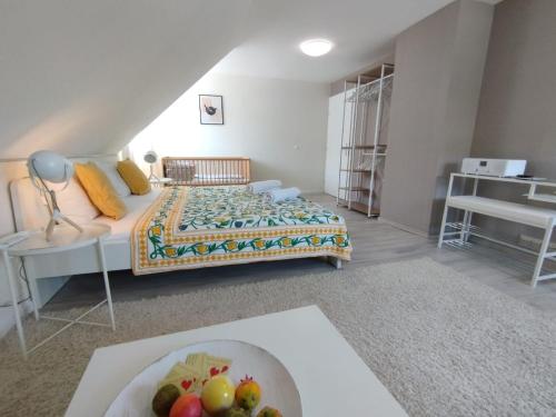 a bedroom with a bed and a bowl of fruit at Ferienwohnung Moselherz in Reil