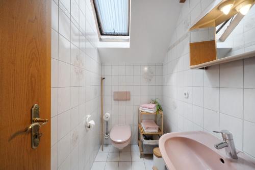 a bathroom with a toilet and a sink at Gästehaus Weingut Mangel in Endingen