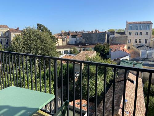 Μπαλκόνι ή βεράντα στο Appartement T4 au coeur du Triangle d'Or