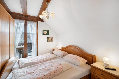 a bedroom with a bed and a window at Gästehaus Weingut Mangel in Endingen