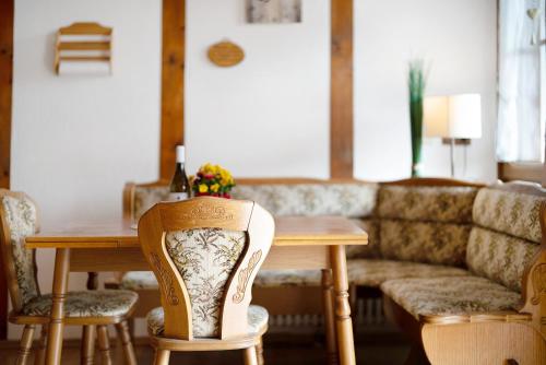 a living room with a table and a couch at Gästehaus Weingut Mangel in Endingen