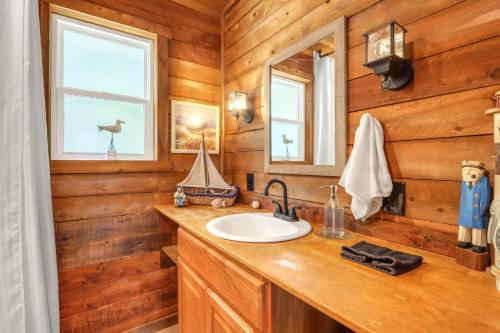 une salle de bains avec un lavabo et un miroir dans l'établissement RusTx Ranch Cottage Group 4-6, à Wimberley