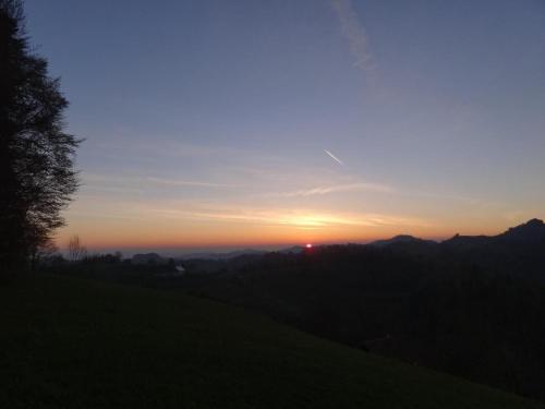 a sunset on a hill with the sun in the sky at Haus Am Sternsberg in Sternenberg