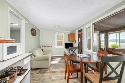 Televisyen dan/atau pusat hiburan di Pet-friendly Cabin with Dock, Firepit, BBQ