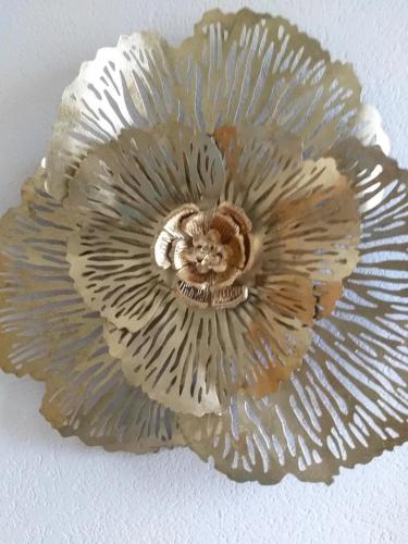 a glass flower decoration on a ceiling at Appartamento D Oro in Ruvigliana