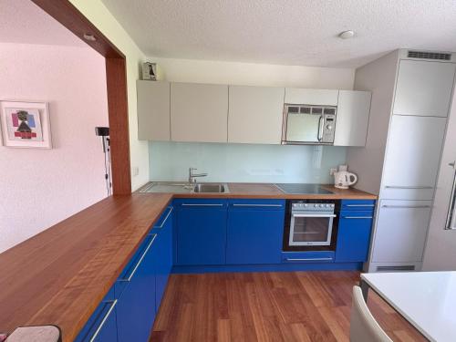 Η κουζίνα ή μικρή κουζίνα στο Modern Eingerichtete Ferienwohnung In Andermatt