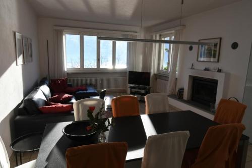 una sala de estar con una mesa y un sofá en Casa Leula, en Ronco sopra Ascona