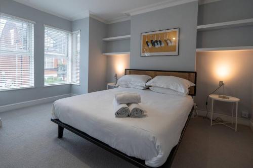 een slaapkamer met een bed met twee handdoeken erop bij Gorleston Beach House by Leap Escapes in Gorleston-on-Sea