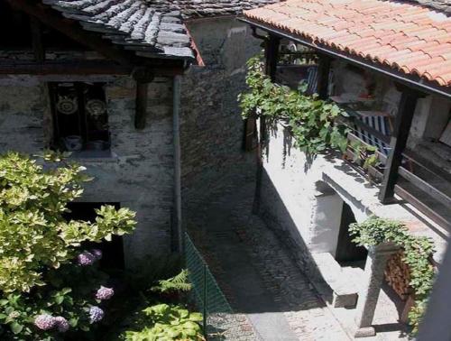 una vista esterna su un edificio con balcone e fiori di Casa Anna ad Avegno