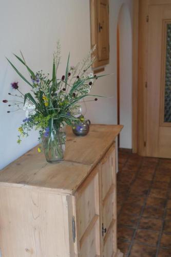 a vase of flowers on a counter in a kitchen at Ers Curtins in Zernez